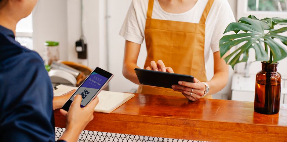 Menu via QR code: perché i ristoranti stanno abbandonando la carta e come cambia il lavoro in sala