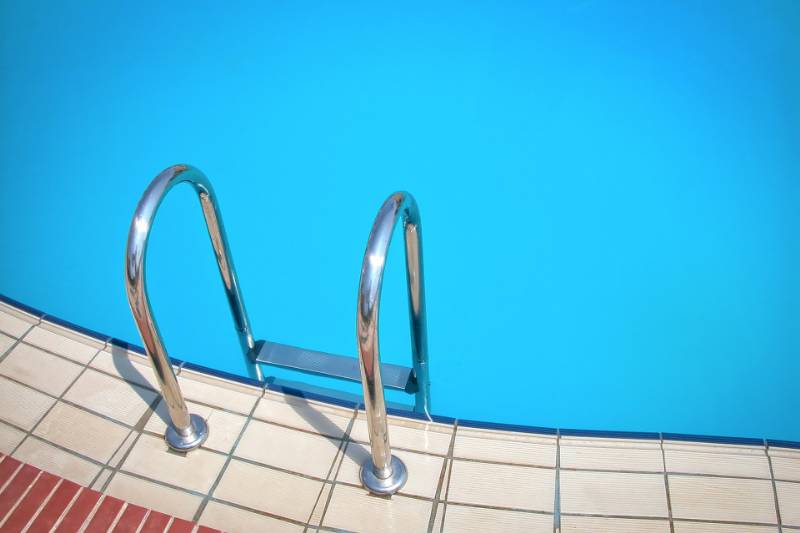 Trattamento antialghe in piscina: a cosa serve, quando farlo e consigli utili