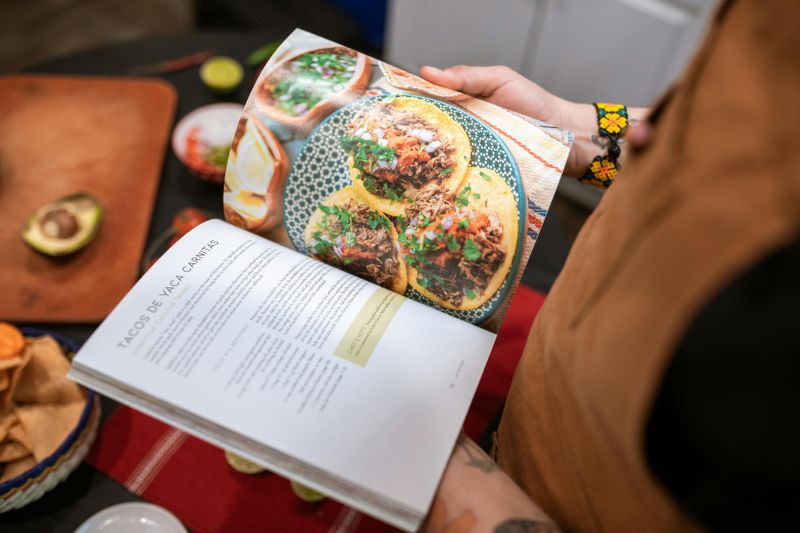 Come organizzare una cena etnica: i segreti per un menu dal mondo