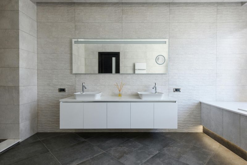 Guida alla scelta dei materiali per un bagno elegante e durevole