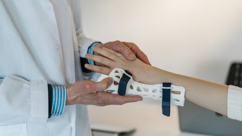 Quando il dettaglio fa la differenza: le chiusure regolabili nei dispositivi medicali e ortopedici
