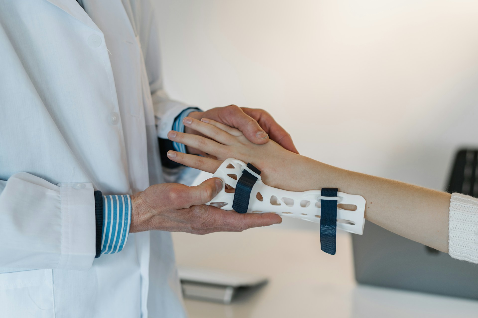 Quando il dettaglio fa la differenza: le chiusure regolabili nei dispositivi medicali e ortopedici
