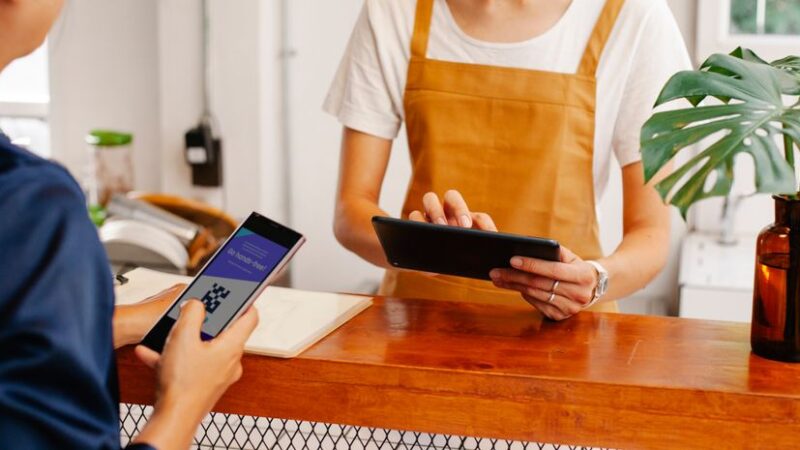 Menu via QR code: perché i ristoranti stanno abbandonando la carta e come cambia il lavoro in sala